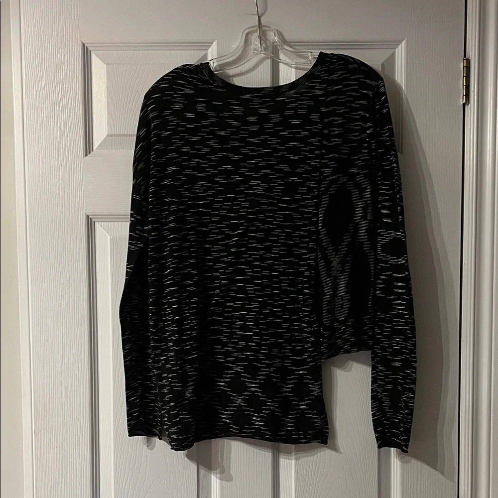 🌷6/$20🌷 BCBGMaxAzria Black and White Top - Picture 2 of 2